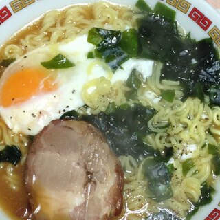 卵、わかめ、焼き豚の味噌ラーメン